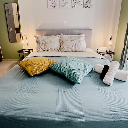 Metro Chic Haven: Modernized Urban Studio Near The Tram Athena Bagian luar foto