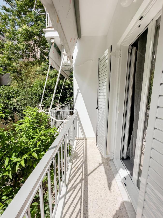 Metro Chic Haven: Modernized Urban Studio Near The Tram Athena Bagian luar foto