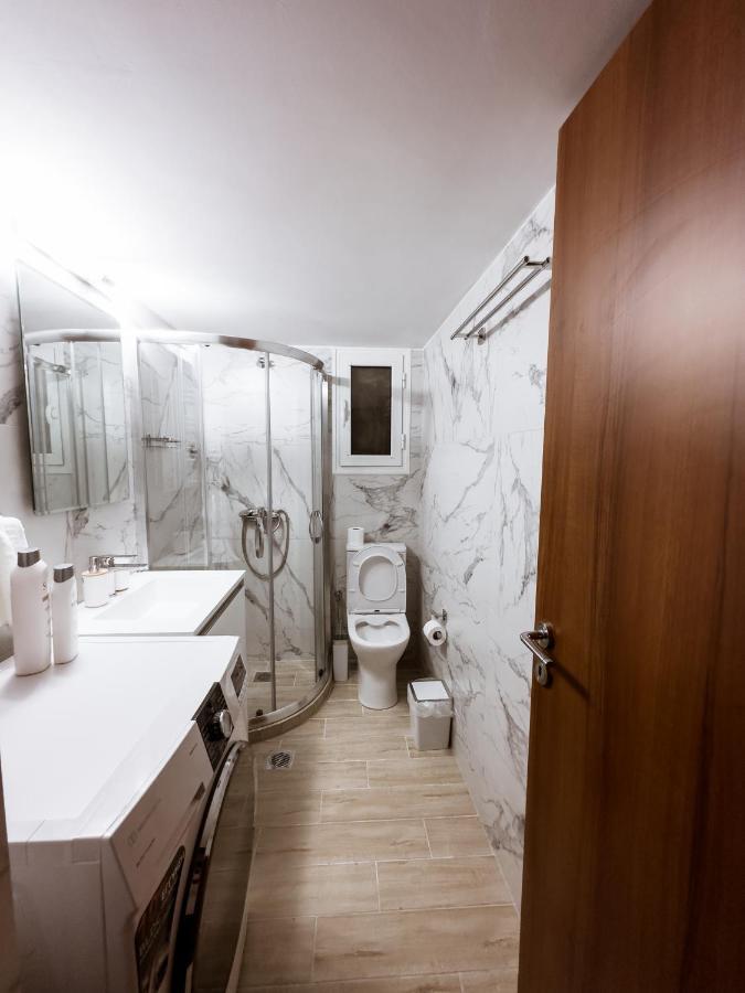 Metro Chic Haven: Modernized Urban Studio Near The Tram Athena Bagian luar foto
