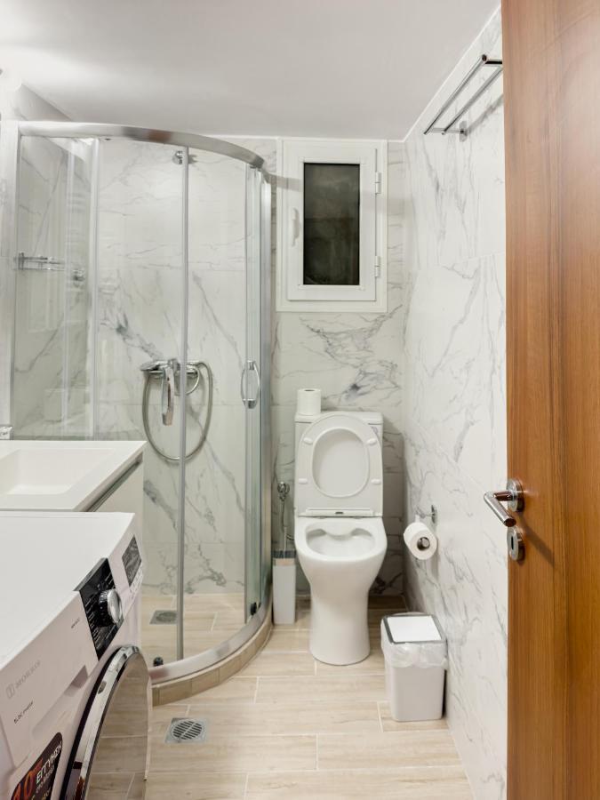 Metro Chic Haven: Modernized Urban Studio Near The Tram Athena Bagian luar foto