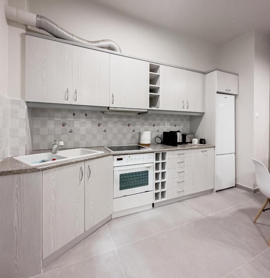Metro Chic Haven: Modernized Urban Studio Near The Tram Athena Bagian luar foto