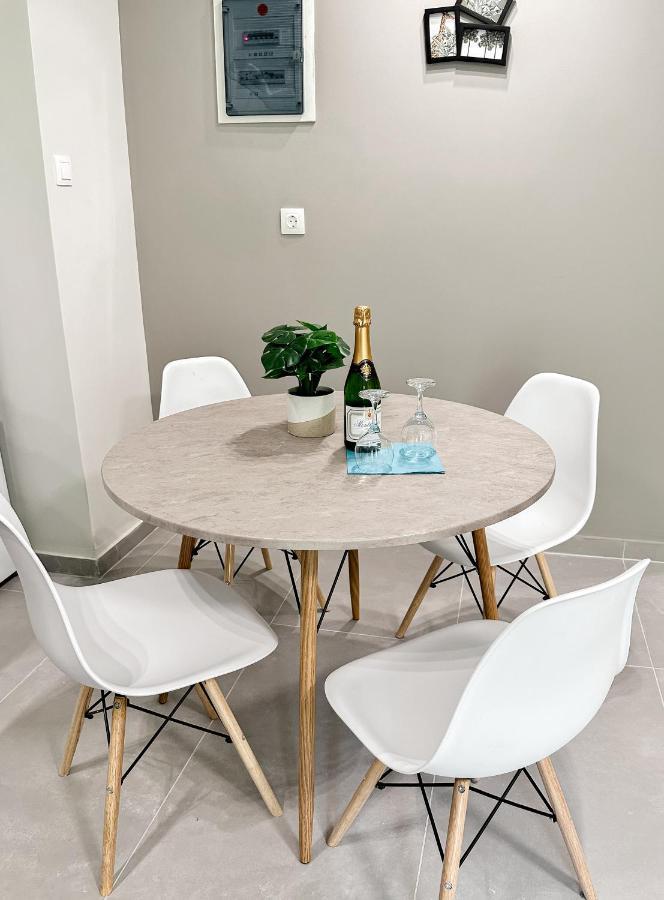 Metro Chic Haven: Modernized Urban Studio Near The Tram Athena Bagian luar foto