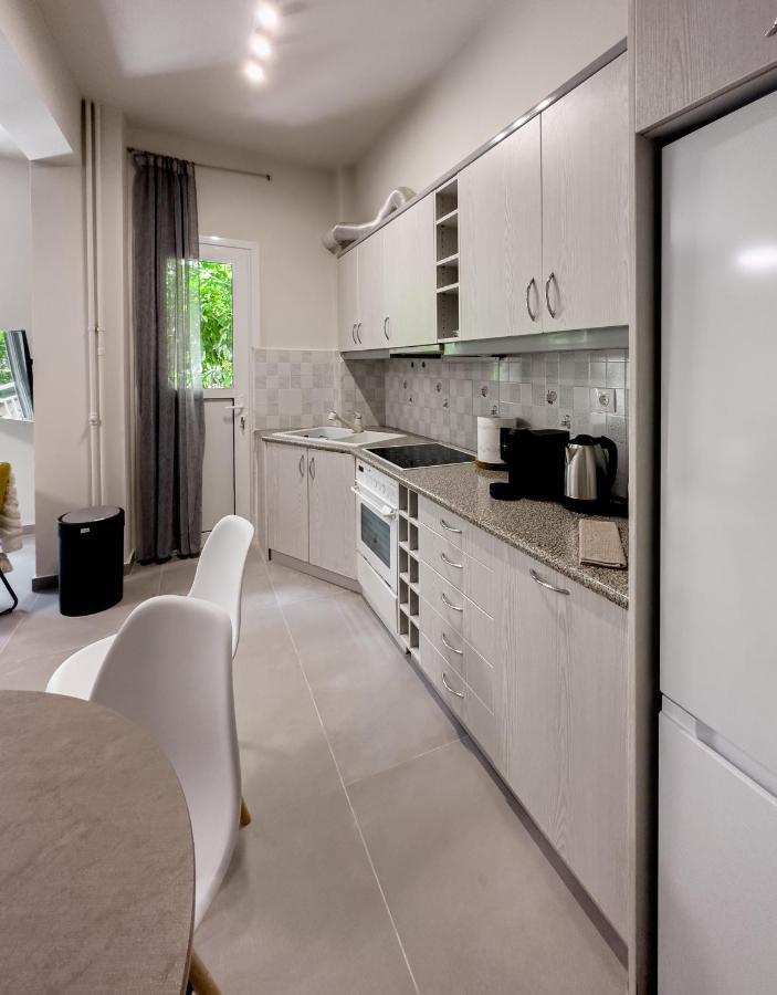 Metro Chic Haven: Modernized Urban Studio Near The Tram Athena Bagian luar foto