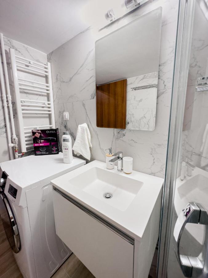 Metro Chic Haven: Modernized Urban Studio Near The Tram Athena Bagian luar foto