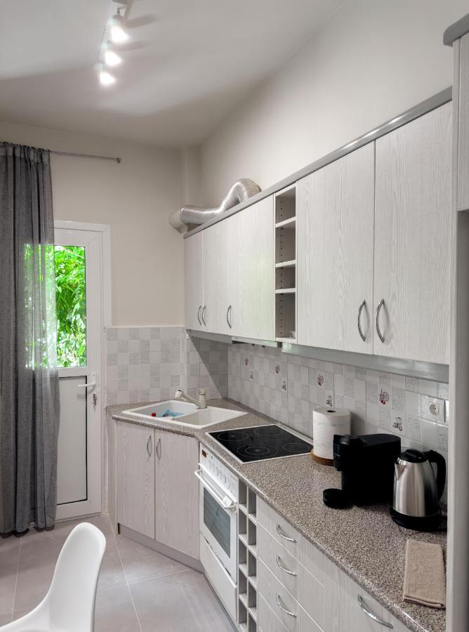 Metro Chic Haven: Modernized Urban Studio Near The Tram Athena Bagian luar foto