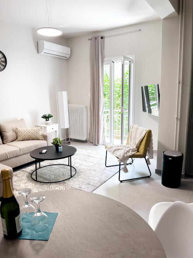 Metro Chic Haven: Modernized Urban Studio Near The Tram Athena Bagian luar foto